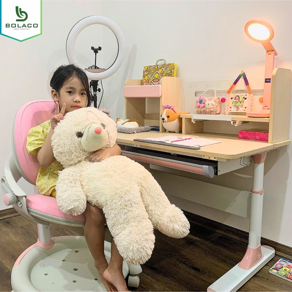Bàn ghế chống gù giúp con ngồi đúng tư thế khi ngồi học trực tuyến