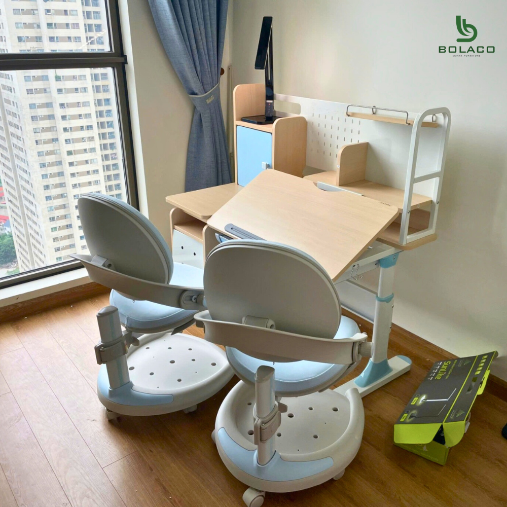 Tối ưu không gian bằng 1 bàn và 2 ghế cho con thoải mái học tập sáng tạo