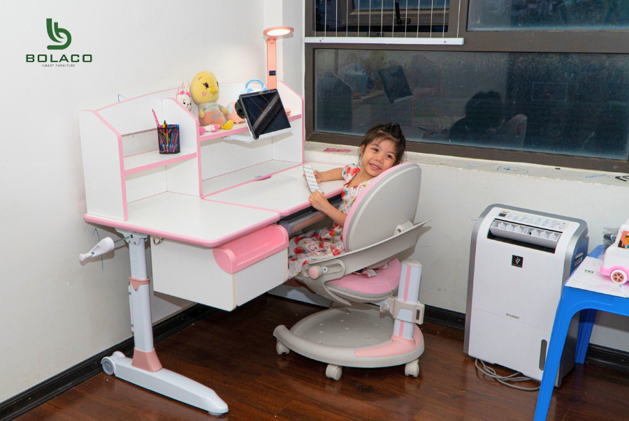 Đầu tư bộ bàn ghế chống gù chống cận giúp trẻ yêu thích học hơn, tập trung hơn