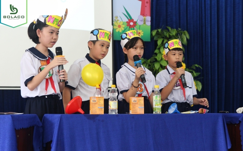 Tổ chức nhiều chương trình ngoại khoá để trẻ làm quen với việc thuyết trình trước đám đông