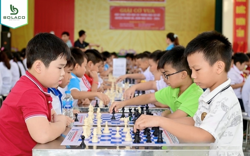 Trẻ tham gia các hoạt động thể thao trí tuệ do nhà trường tổ chức