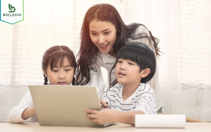 Ba mẹ đồng hành cùng con trong việc kiểm soát việc sử dụng mạng xã hội