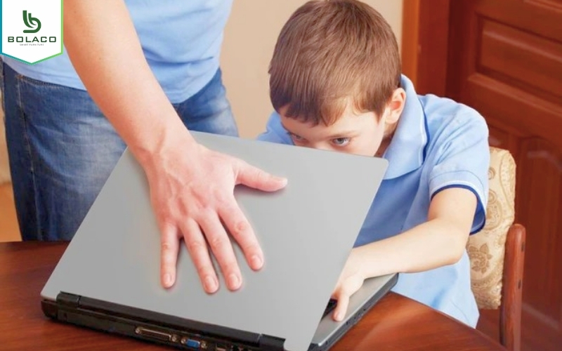 Trẻ lạm dụng mạng xã hội biểu hiện mất kiểm soát cảm xúc