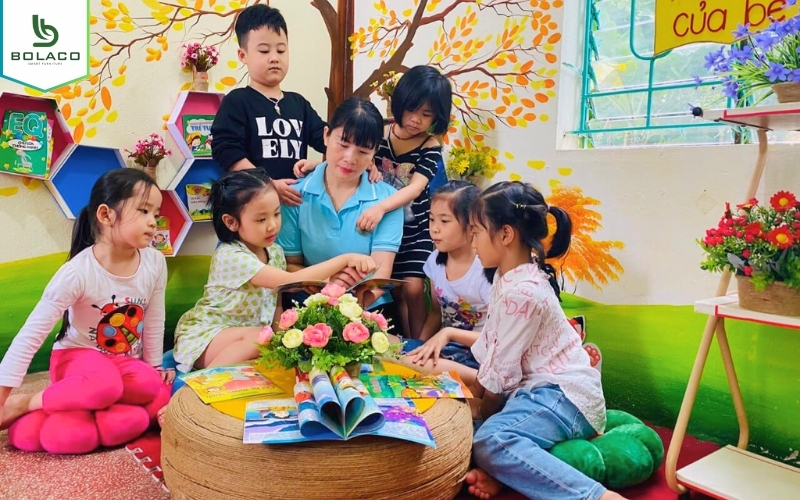 Cô giáo và các con tập trung đọc sách tại trường